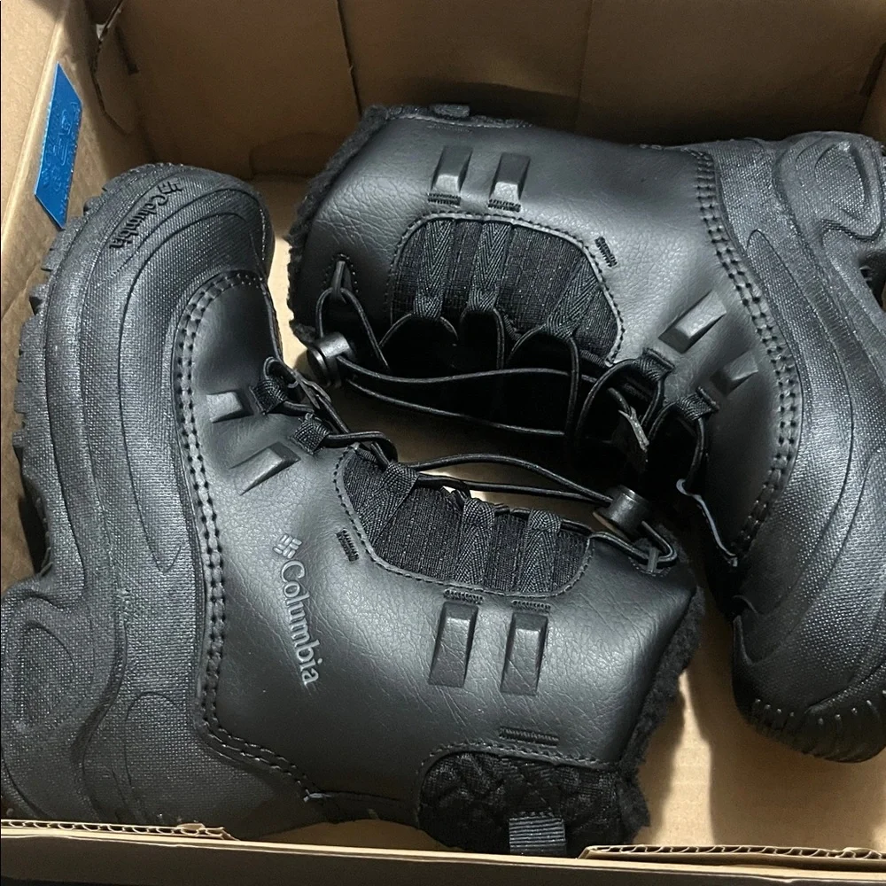 NWT Columbia Youth Bugaboot Celsius Insulated Waterproof Snow Boot, Blk/Graphite